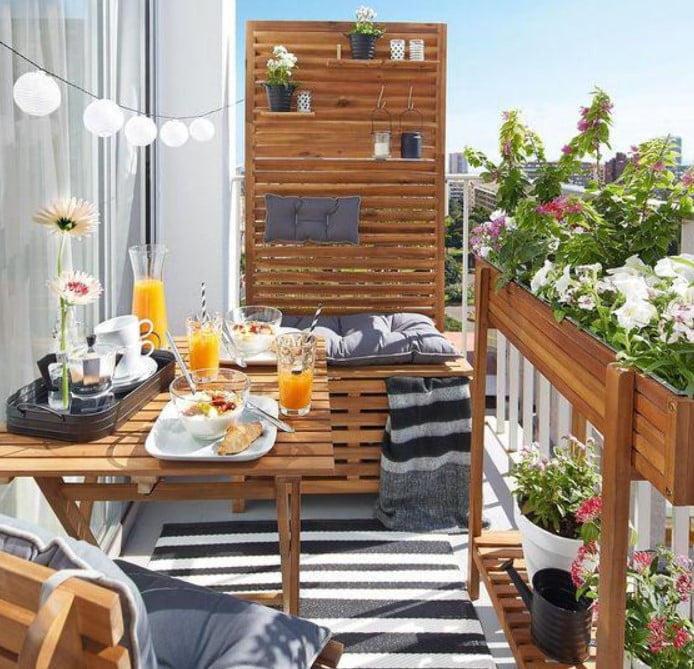 Їдальня на балконі з терасних дошок
